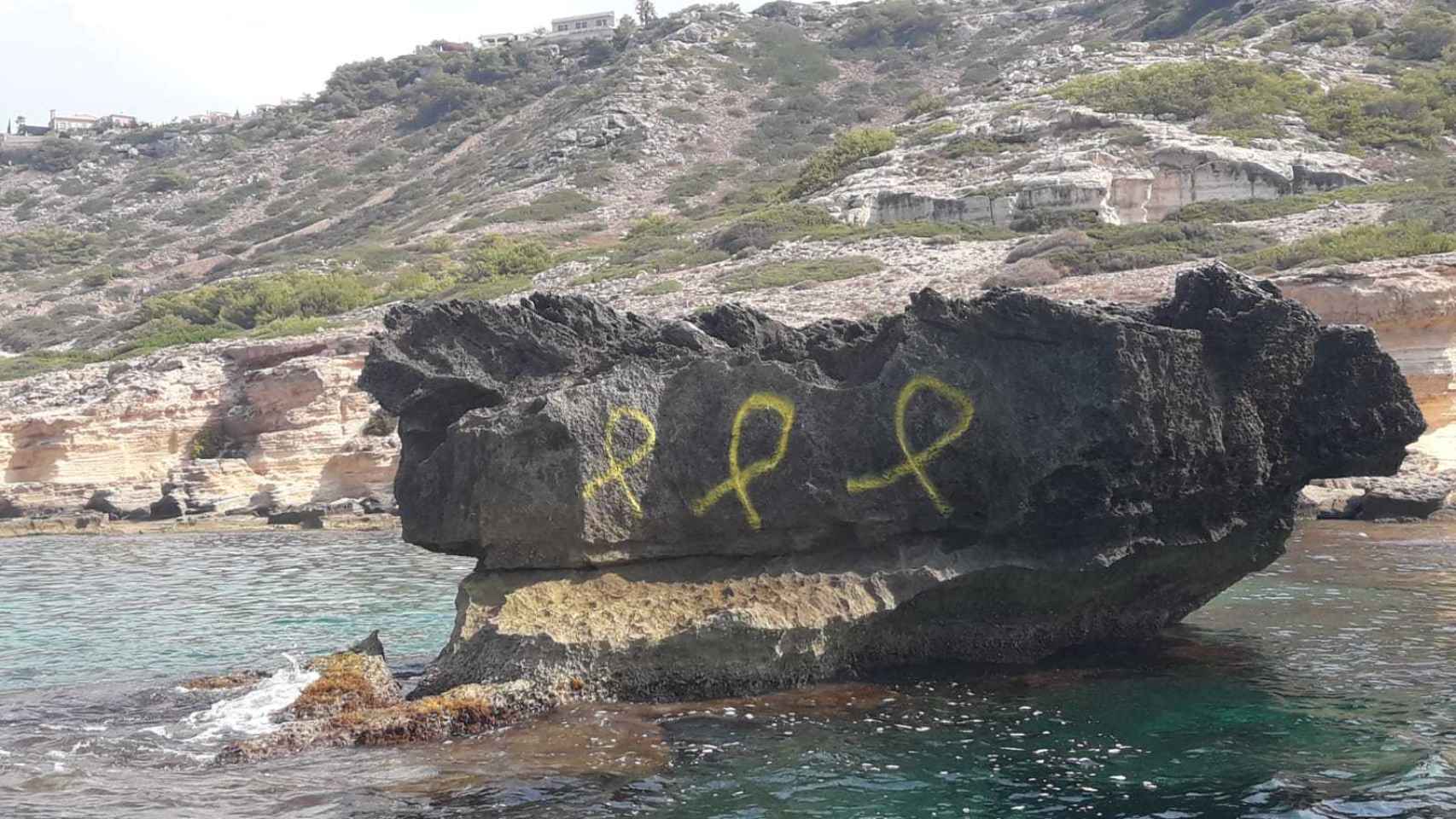Lazos amarillos pintados en una zona protegida de Mallorca
