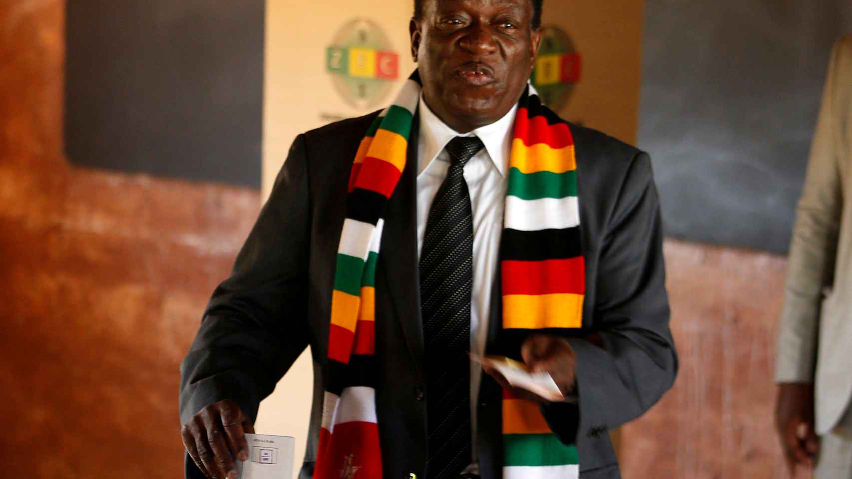 Mnangagwa vota en las elecciones de Zimbaue