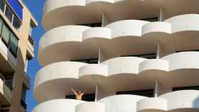 Un turista en un balcón de un hotel en Palma de Mallorca