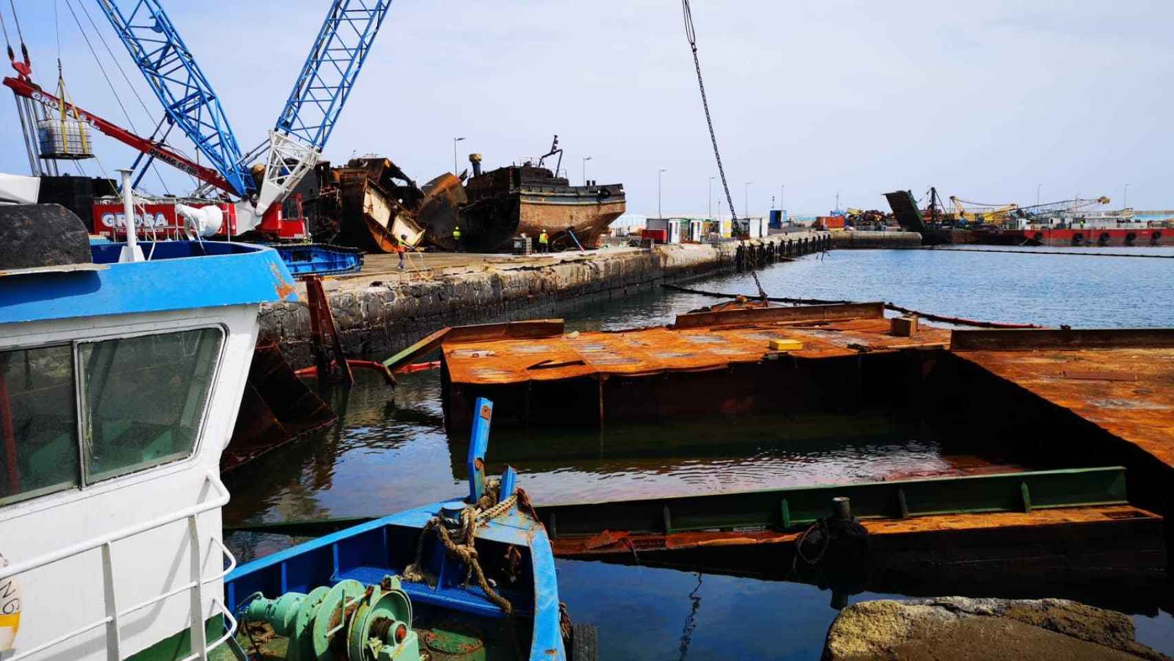 Retirando los restos ya cortados de los barcos hundidos en Gran Tarajal