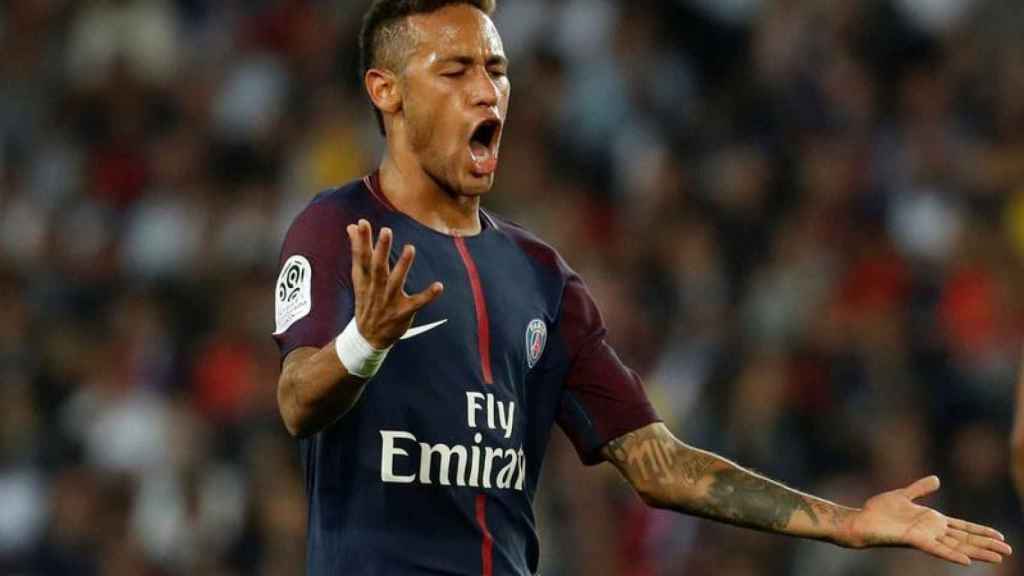 Neymar se lamenta durante un partido con el PSG