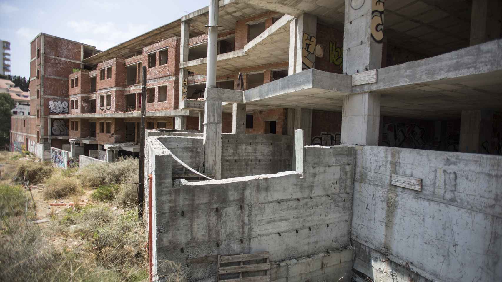 Estado actual de la urbanización de Fuengirola (Málaga) en la que debía vivir Ángela. Las viviendas, sin acabar, son presa de los grafitis y la maleza.