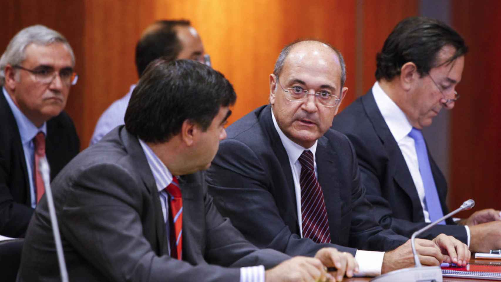 Jesús Ruiz Casado, presidente de Aifos, junto a sus abogados en la junta de acreedores de la empresa de octubre de 2014.