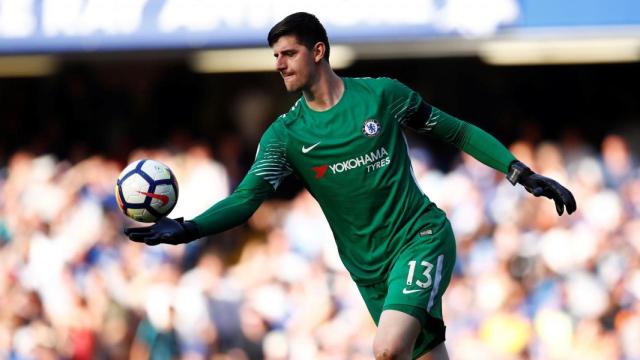 Courtois sacando de portería durante un partido del Chelsea