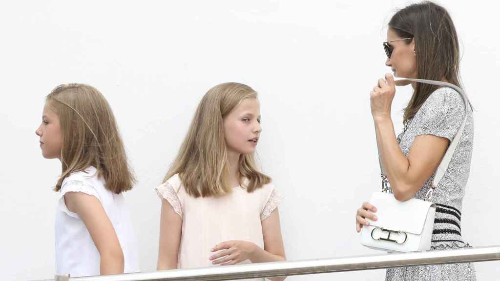 La reina Letizia y sus hijas en Palma de Mallorca.