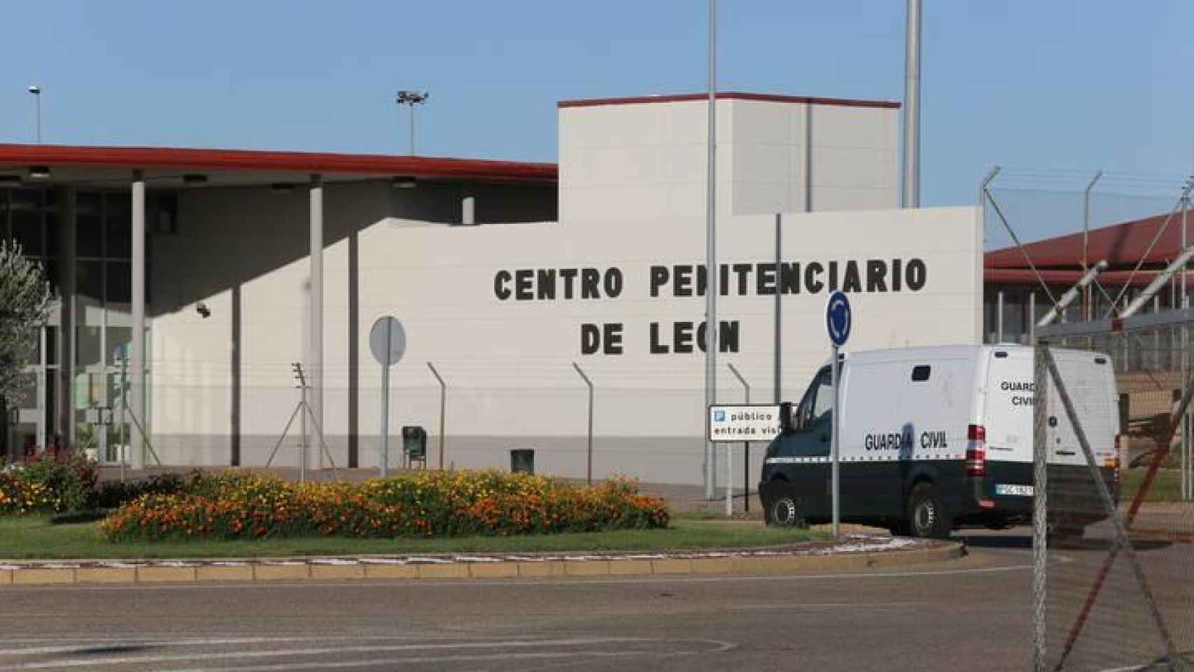 Un furgón de la Guardia Civil accede a la prisión de León.