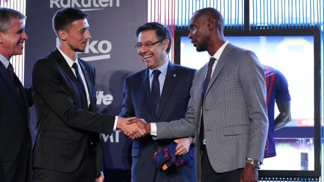 Abidal, junto a Bartomeu durante la presentación de Lenglet con el Barcelona