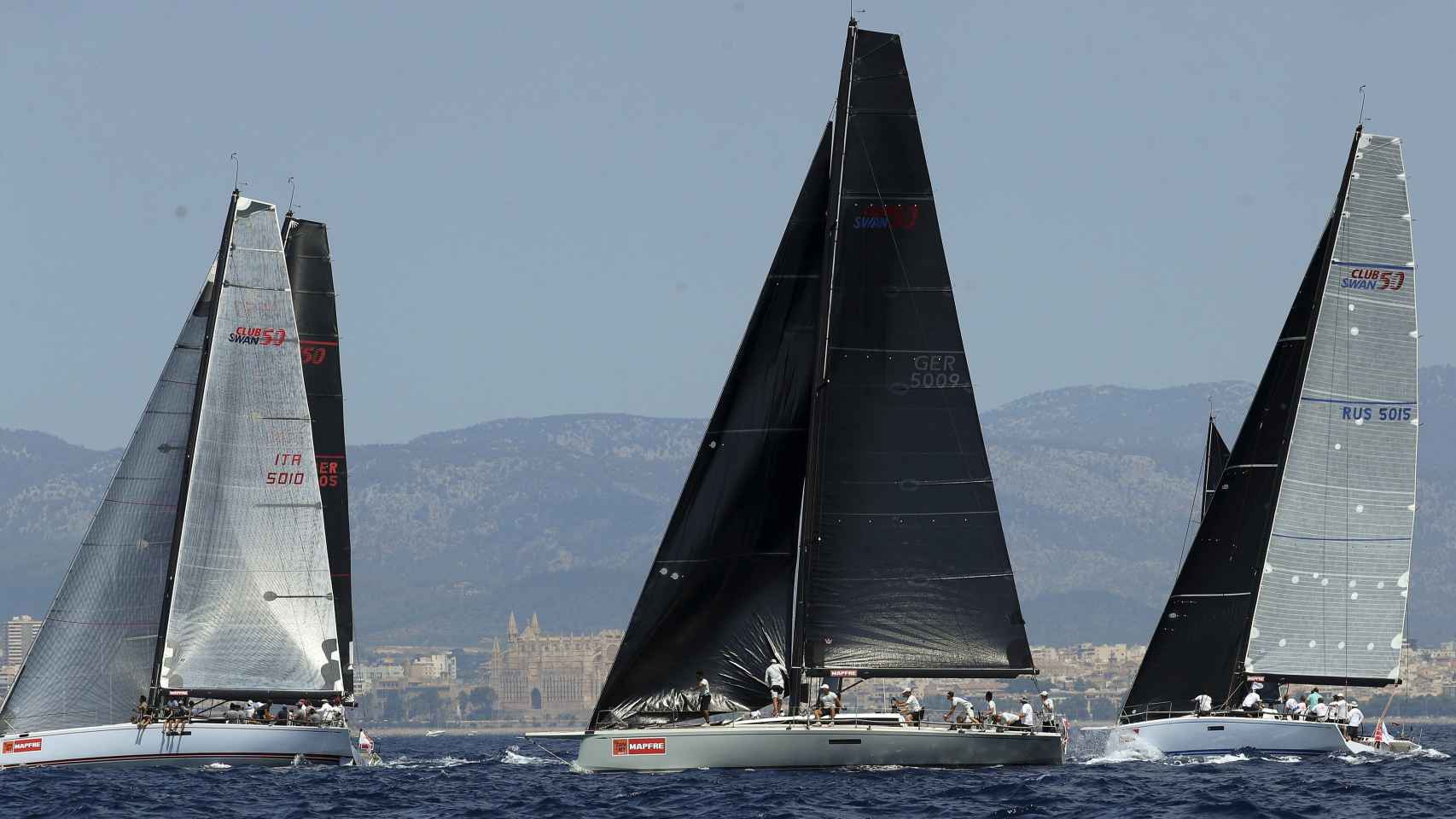 Tres de los barcos participantes en la 37 Copa del Rey Mapfre de vela.