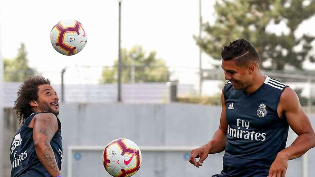 Marcelo tocando el balón junto a Casemiro en el entrenamiento del Madrid