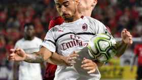 Suso protegiendo el esférico en el duelo entre el Milan y el Manchester United