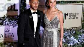 Neymar posa junto a su pareja en un acto