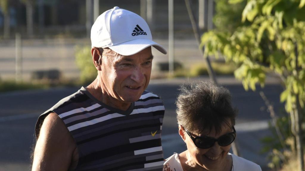 Santi Potros acompañado de su mujer a la salida de prisión