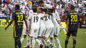 Los jugadores del Real Madrid celebran en una piña un gol