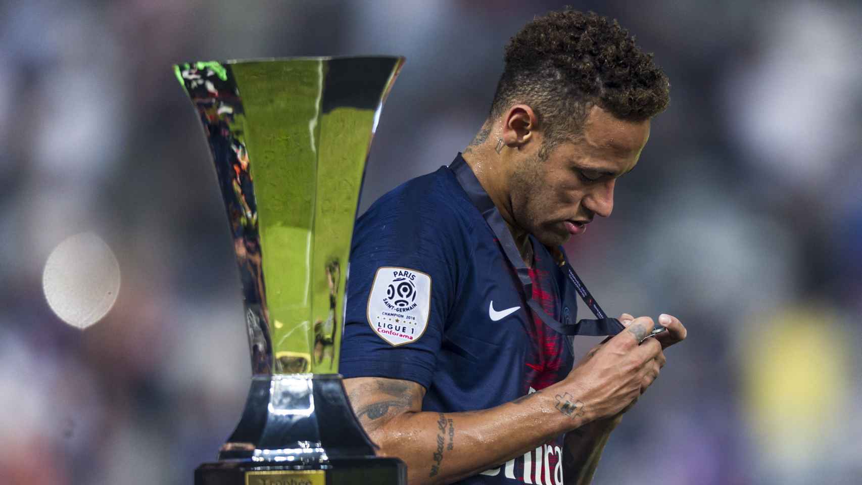 Neymar, con la medalla de campeón de la Supercopa de Francia.