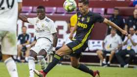 Vinicius golpeando el balón durante el Madrid - Juventus