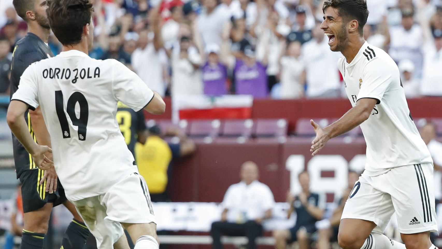 Asensio celebra su gol junto a Odriozola