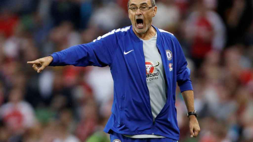 Sarri dando indicaciones durante un partido del Chelsea