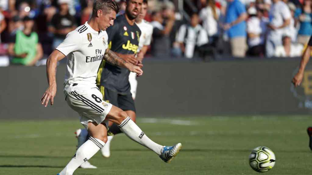 Kroos realiza un pase durante el Real Madrid - Juventus