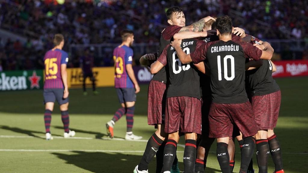 Los jugadores del Milan se abrazan tras el gol logrado ante el Barcelona