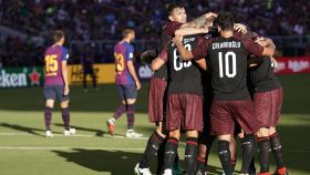 Los jugadores del Milan se abrazan tras el gol logrado ante el Barcelona