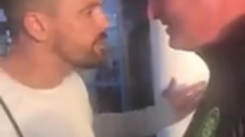Nacho Novo, exjugador español del Rangers, se encara con un hincha del Celtic