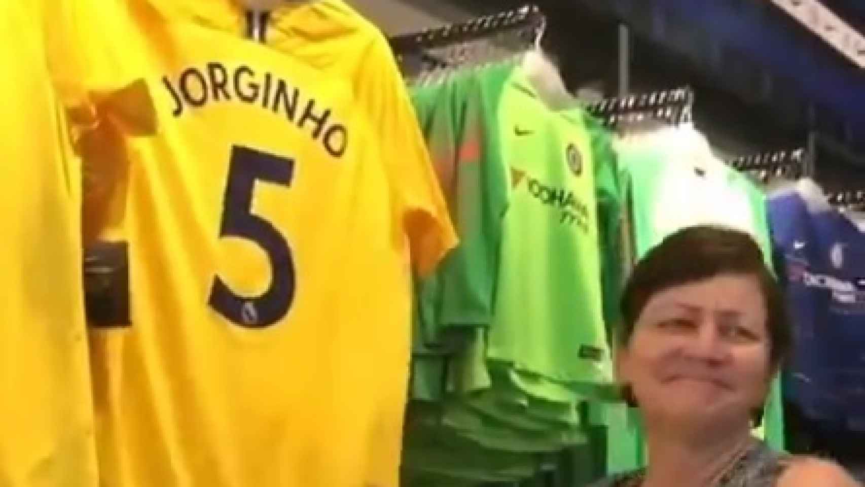 La reacción de la madre de Jorginho al ver la camiseta del Chelsea de su hijo