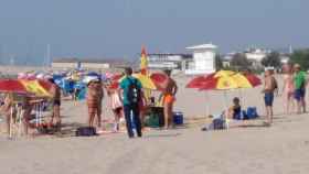 Sombrillas con la bandera de España este domingo en la playa de Arenys de Mar.