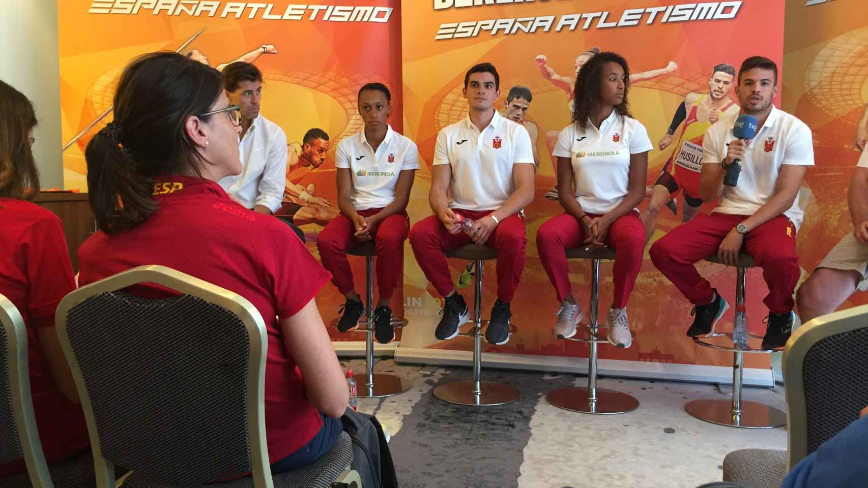 Ruth Beitia, en primera fila, asiste a la rueda de prensa del equipo español en Berlín.