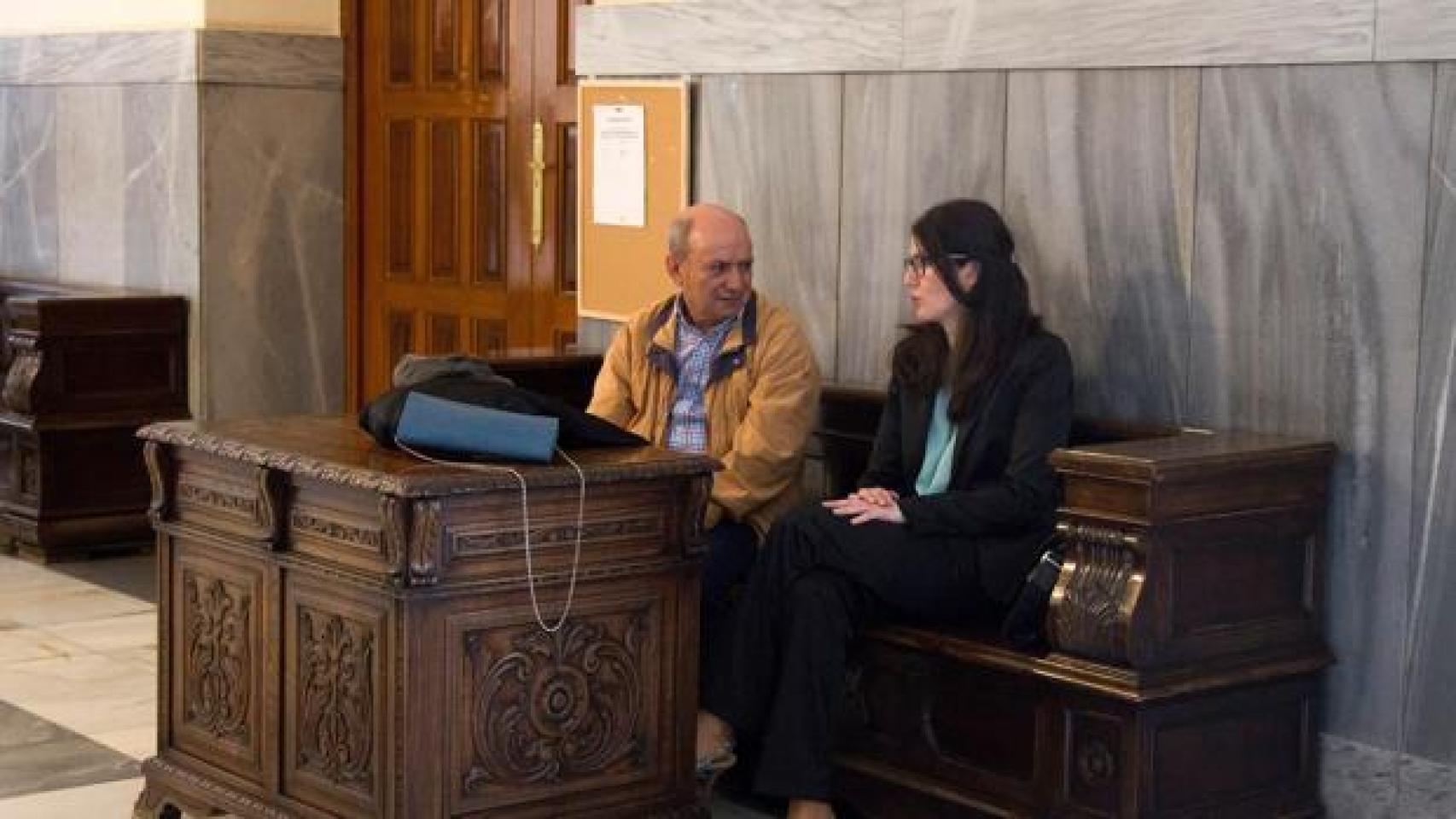 Cándido durante el juicio, acompañado por su abogada Rocío Fernández Colino