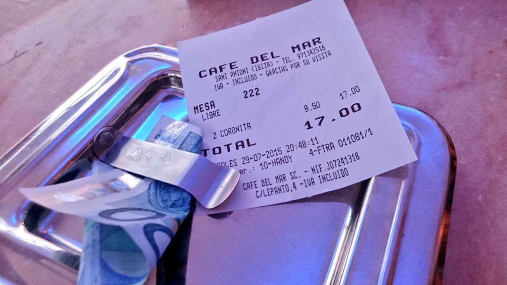 El cliente pagó 17 euros por dos Coronitas en el Café del Mar.