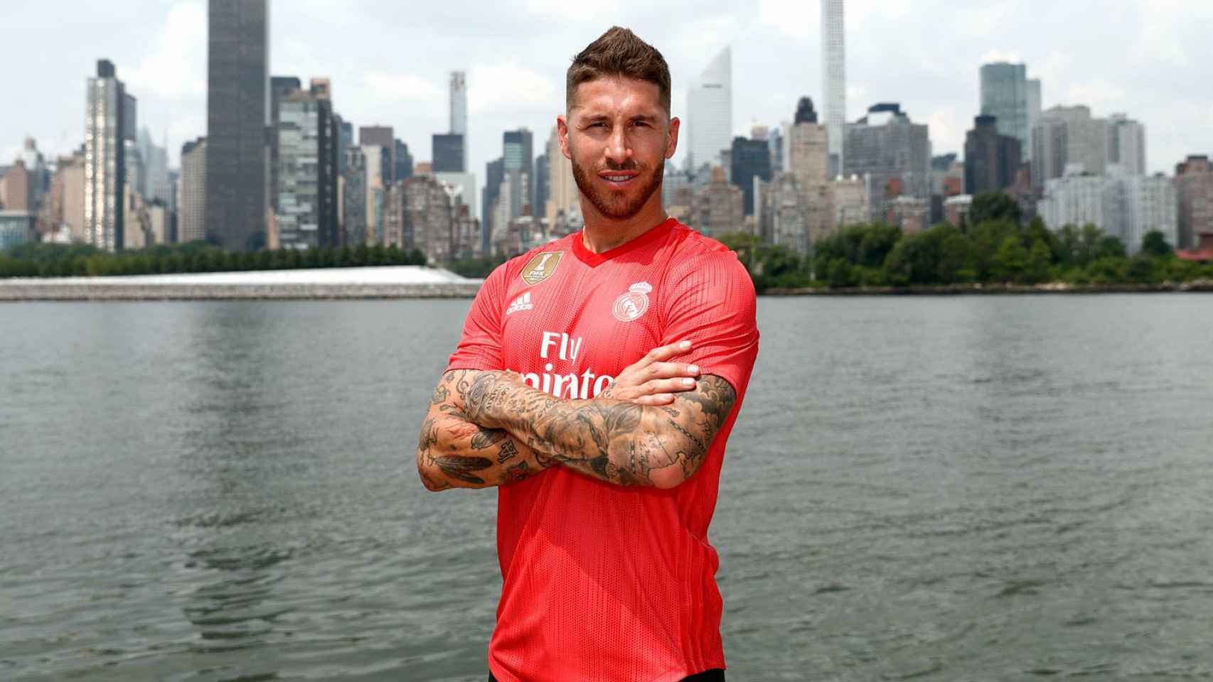 Sergio Ramos, con la camiseta roja del Madrid en Nueva York