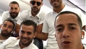 Lucas Vázquez con sus compañeros en el avión del Real Madrid