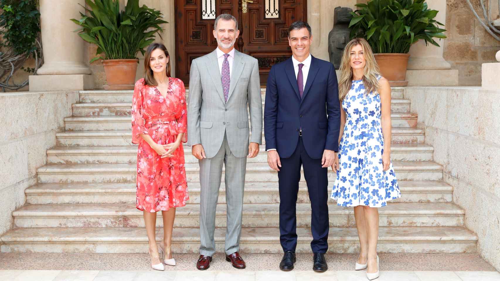 Los Reyes de España junto a Pedro Sánchez y su mujer Begoña Gómez