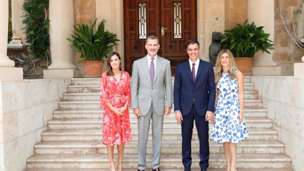 Los Reyes de España junto a Pedro Sánchez y su mujer Begoña Gómez.