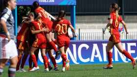 La selección española celebra el tanto de Claudia Pina en el primer partido del mundial sub-20.