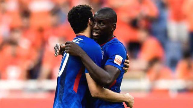 Demba Ba durante un partido con el Shangai Shenshua. Foto:.shenhuafc.com