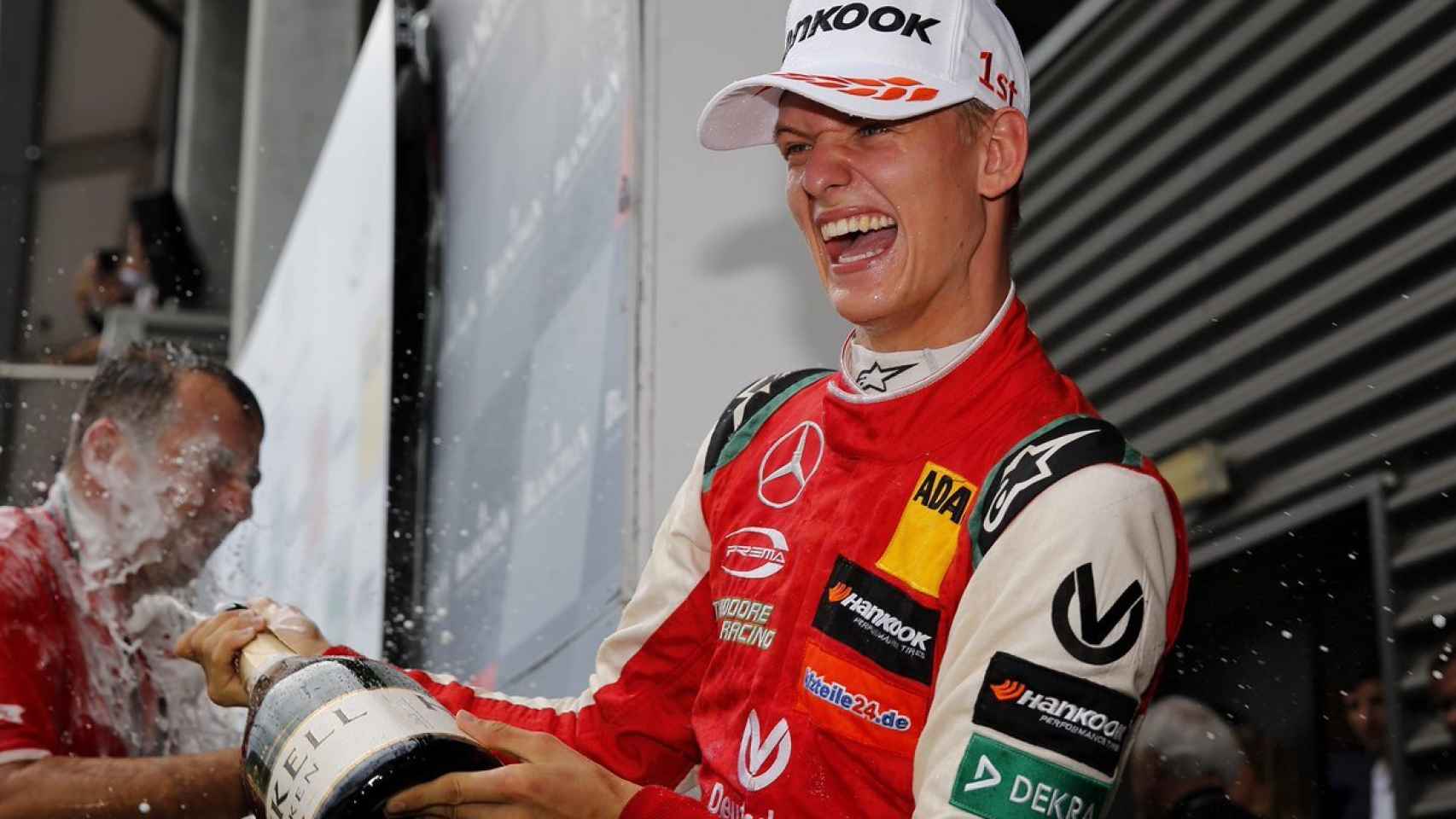 Mick Schumacher celebra su victoria en Spa.