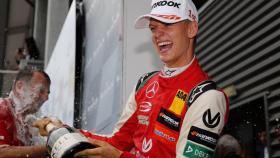 Mick Schumacher celebra su primera victoria en F3 en Spa.