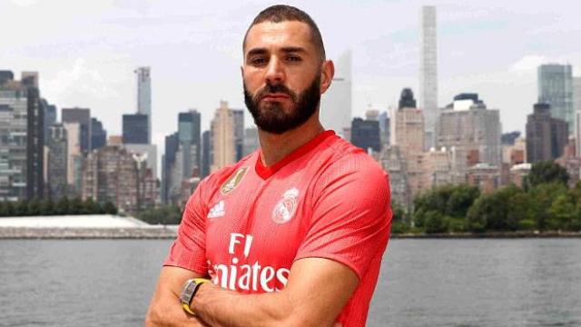 Benzema, con la nueva camiseta roja del Real Madrid