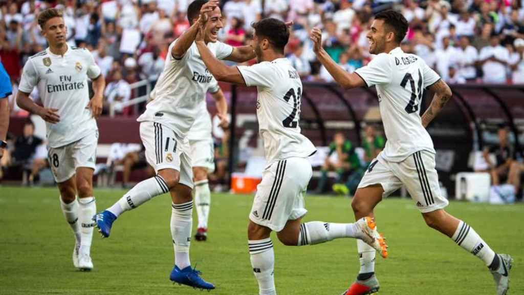 Lucas Vázquez celebra un gol junto a Asensio y Ceballos
