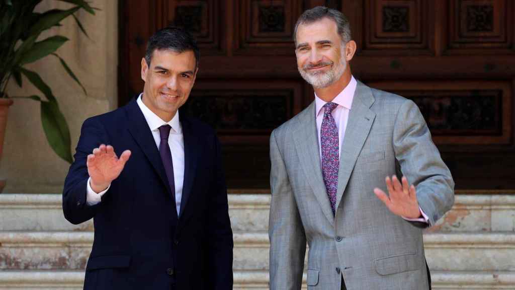 Felipe VI recibe a Pedro Sánchez en el Palacio de Marivent