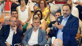 El secretario de Organización del PSOE, José Luis Ábalos (d) interviene en un encuentro con afiliados en La Palma.