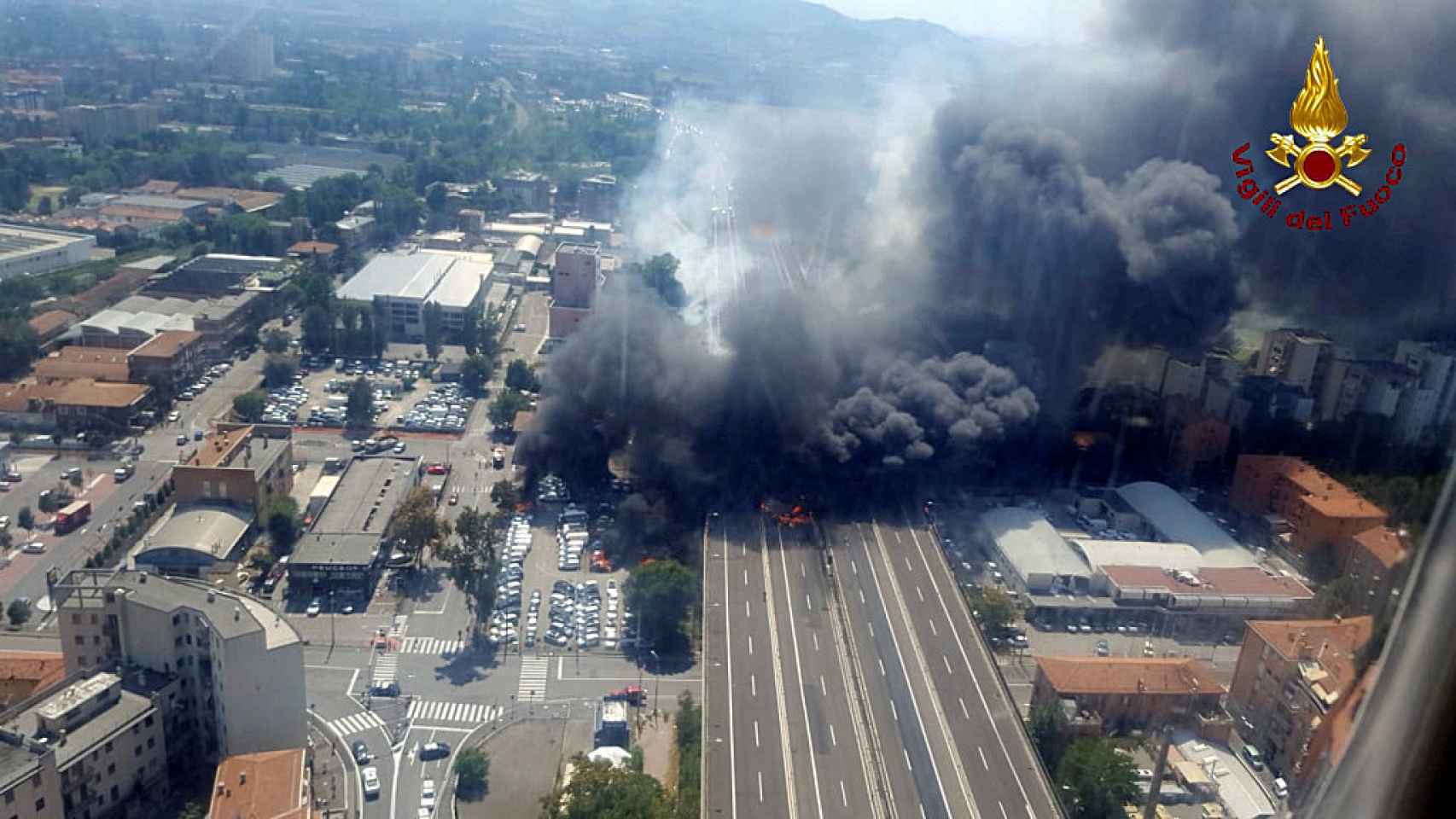 Incendio después de que un accidente causara una gran explosión en las afueras de Bolonia.