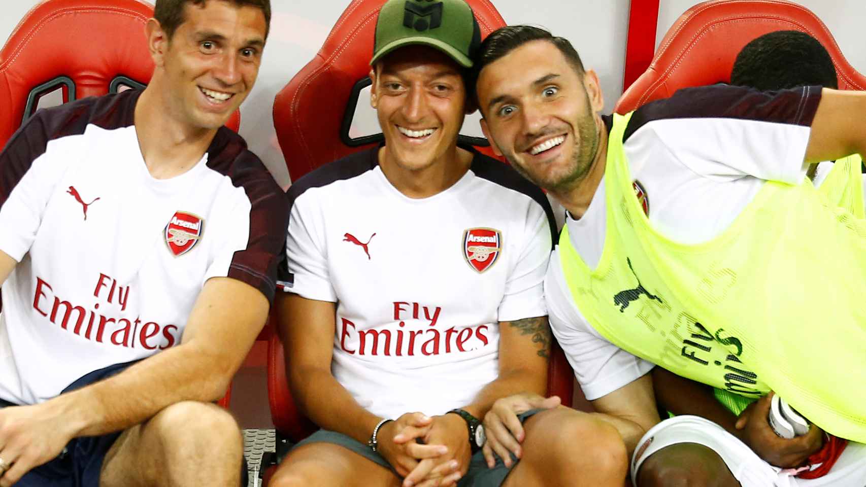 Özil junto a Lucas Pérez en el Arsenal