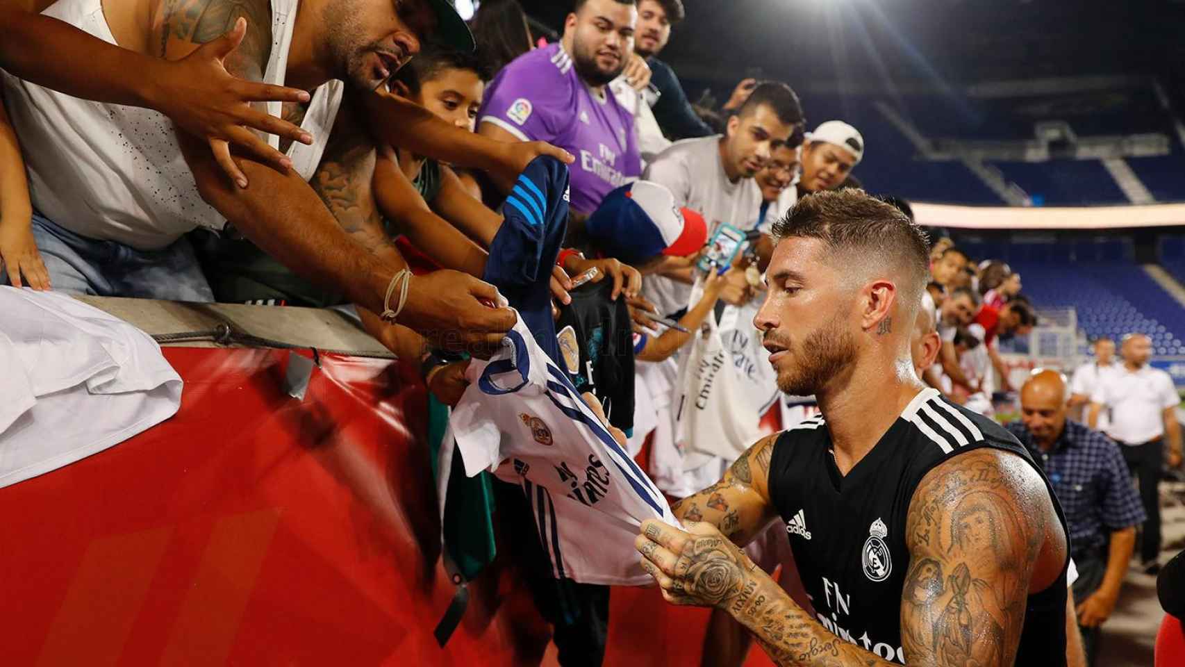 Sergio Ramos firma a los aficionados.