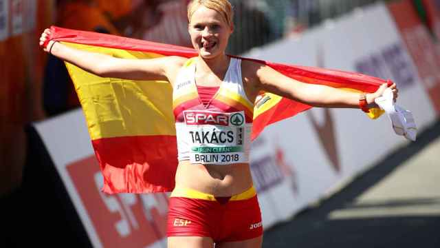 Julia Takacs celebra el bronce con la bandera de España