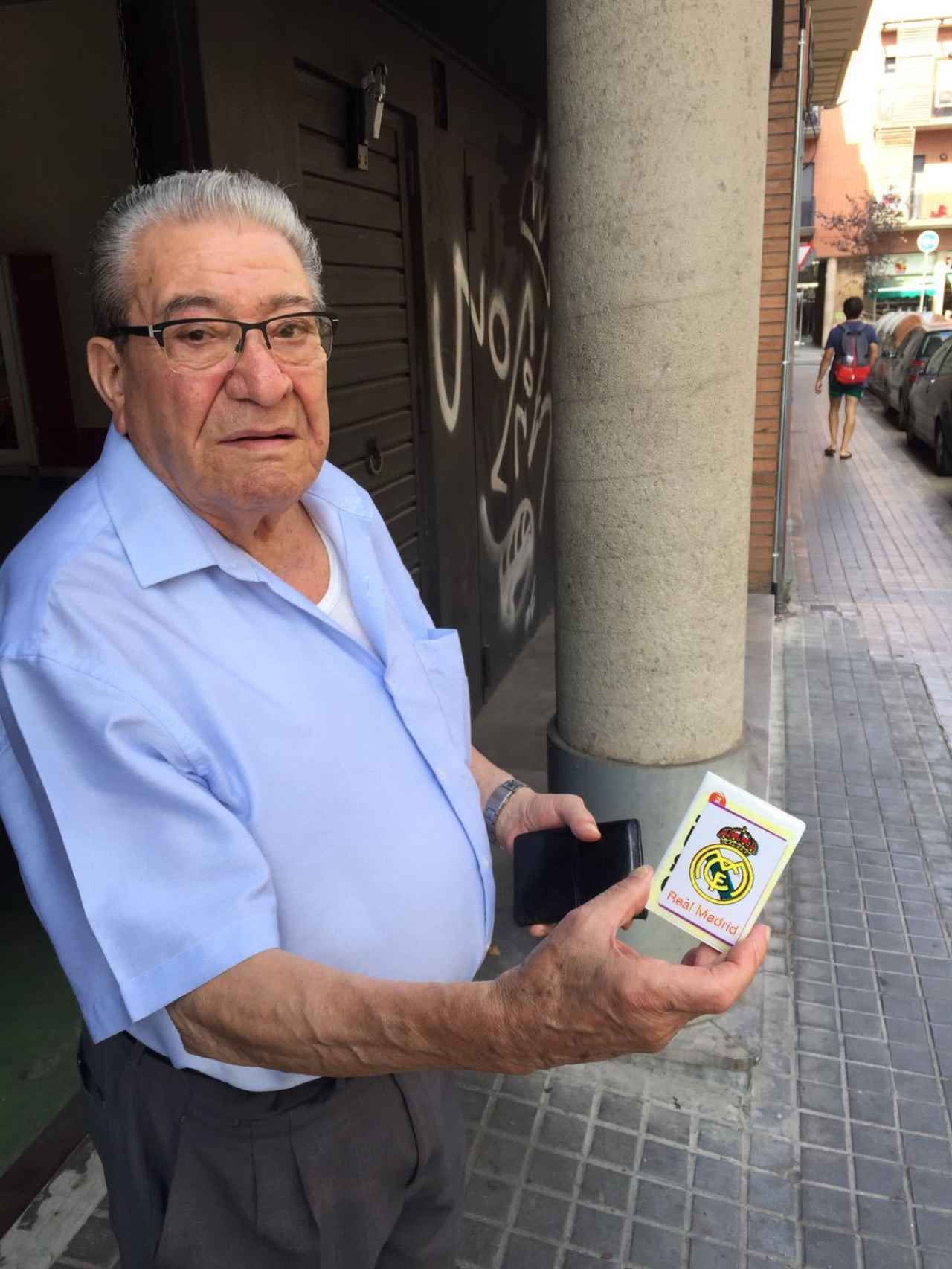 Emilio, amigo de Pepe, muestra el calendario del Real Madrid que el homicida le regaló el viernes