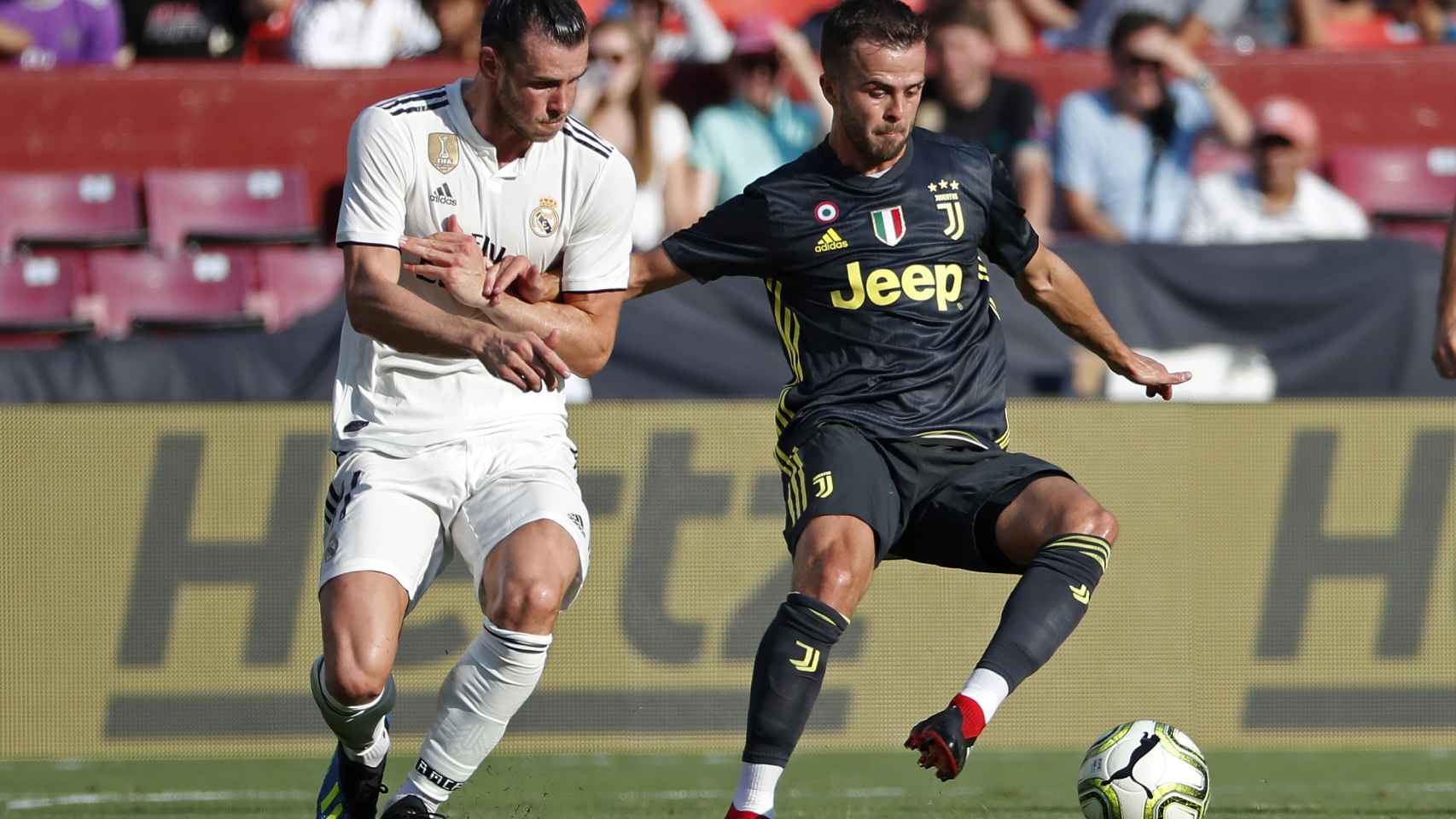 Pjanic en una pugna con Bale durante el Madrid - Juventus