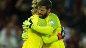 Karius y Alisson se abrazan durante un partido del Liverpool