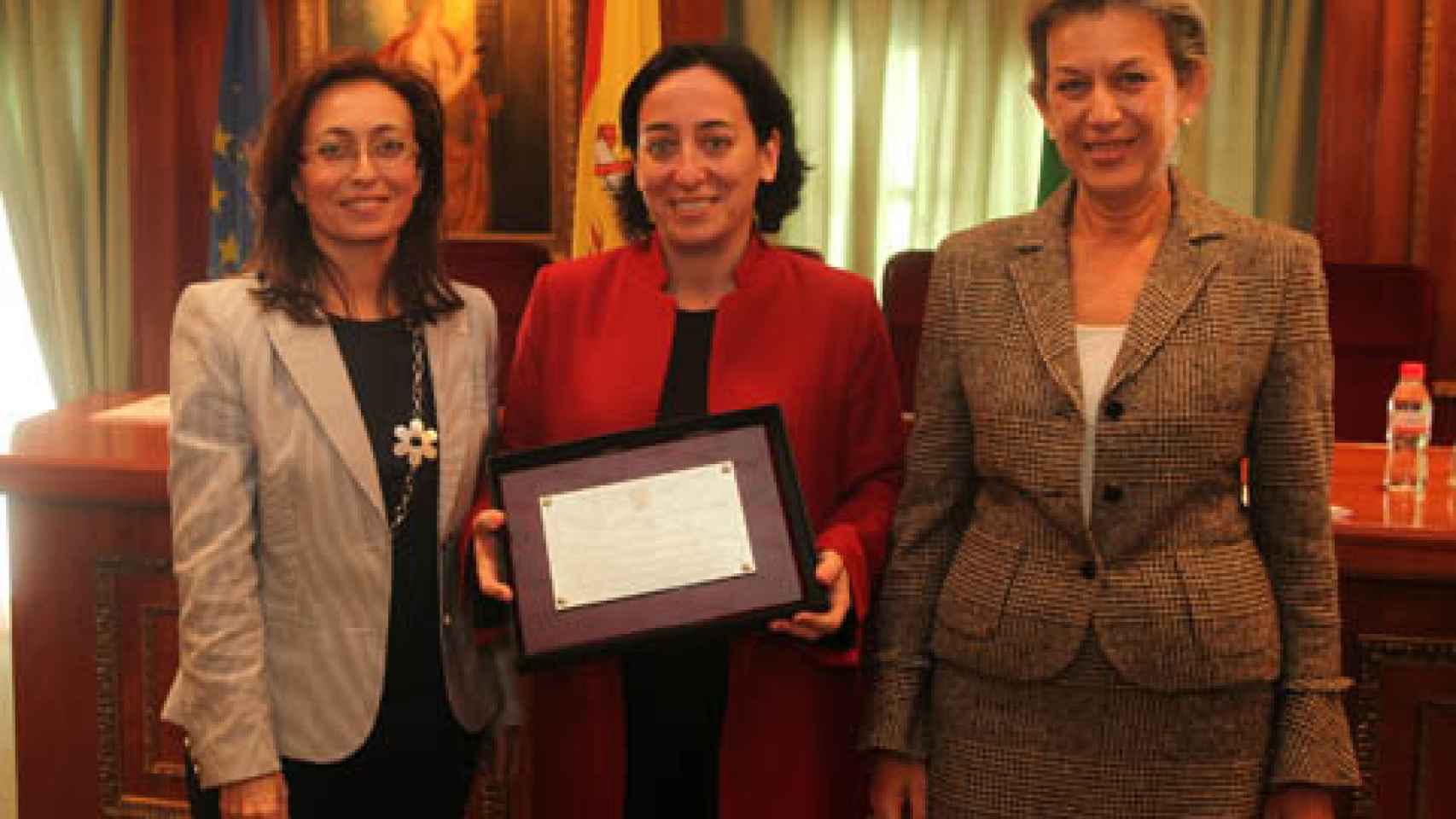 Rodríguez-Medel (centro)  recogiendo un reconocimiento de manos de la entonces alcaldesa de Marbella.